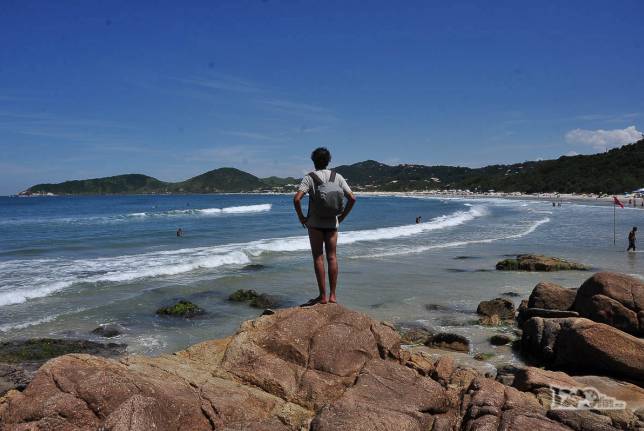 Admirando a famosa Praia do Rosa, em Imbituba, litoral sul de Santa Catarina